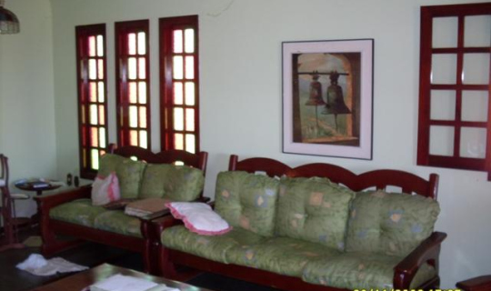 Sala mobiliada e equipada, com 3 ambientes em madeira macia. No detalhe FotoID 5748